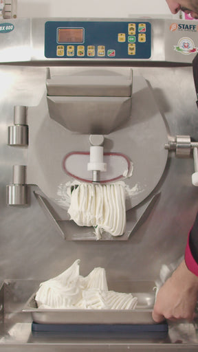 1.5 kg Yogurt and berry ice cream mix, high in protein and with no added sugars